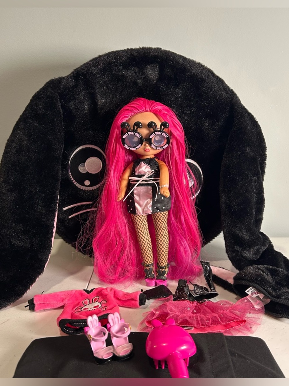 Na Na Na Surprise Black Bunny Hatbox Case & 11”  Doll + Accessories